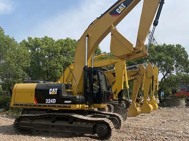 CAT 324 excavator showcasing bucket options and specifications.
