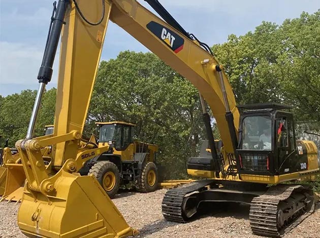 CAT 324 excavator showcasing bucket options and specifications.