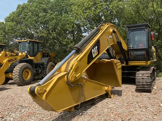 CAT 324 excavator showcasing bucket options and specifications.