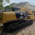 CAT 324 excavator showcasing bucket options and specifications.