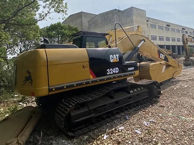 CAT 324 excavator showcasing bucket options and specifications.