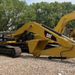 CAT 324 excavator showcasing bucket options and specifications.