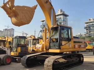 CAT 325B excavator showcasing specs, weight, and performance.