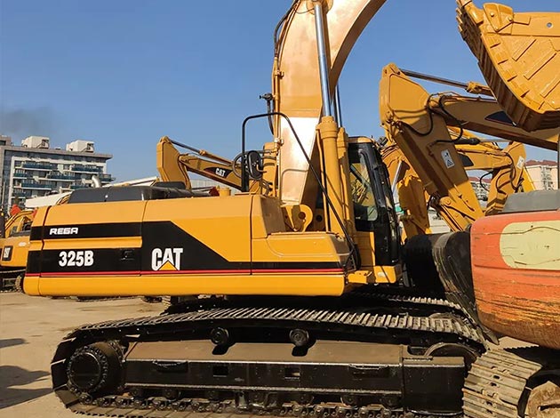 CAT 325B excavator showcasing specs, weight, and performance.