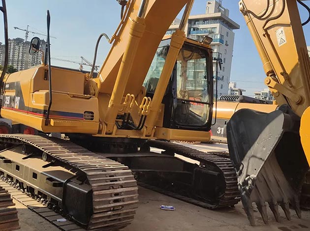 CAT 325B excavator showcasing specs, weight, and performance.