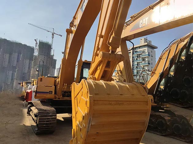 CAT 325B excavator showcasing specs, weight, and performance.